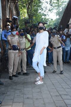 Ananya Pandey Pics: ड्रग्स मामले में NCB की रडार पर अनन्या पांडे, पिता के साथ एनसीबी दफ्तर से सामने आईं उनकी ये तस्वीरें