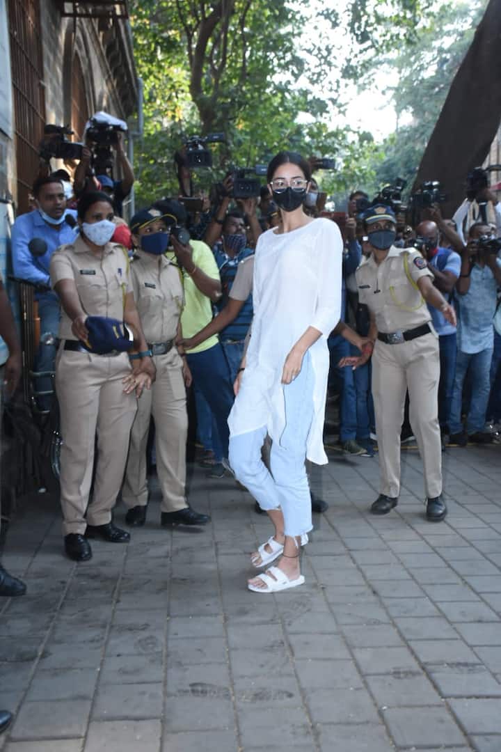 अनन्या पांडे करीब शाम चार बजे एनसीबी के दफ्तर पहुंची. एनसीबी ने अनन्या से पूछताछ के लिए सवालों की लिस्ट तैयार कर ली है. (तस्वीर: मानव मंगलानी)