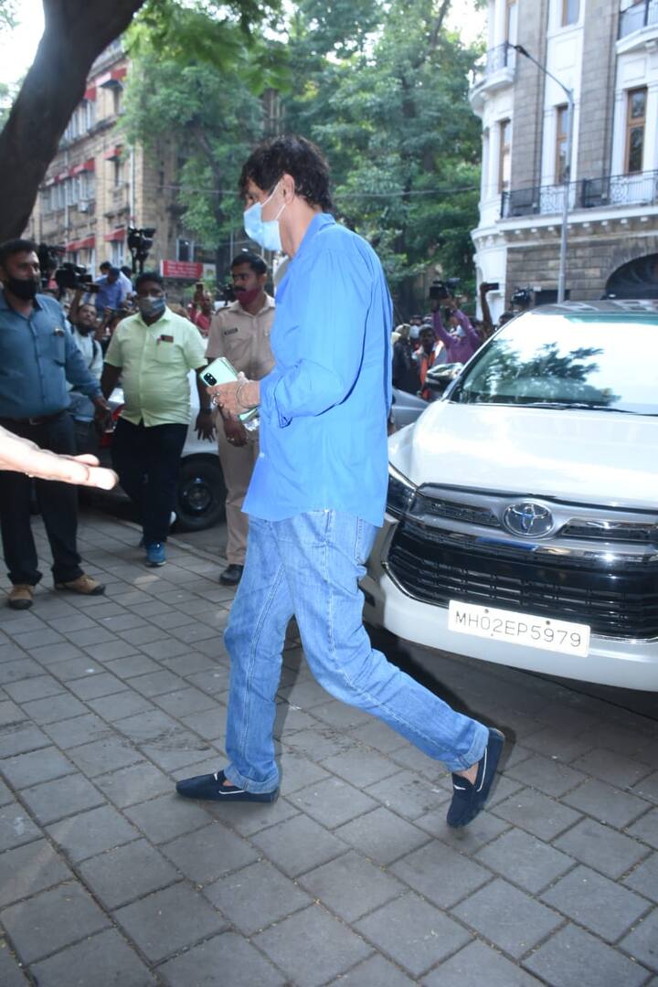 দেড় ঘণ্টা পার, এখনও এনসিবি দফতরেই রয়েছেন অনন্যা। সঙ্গে রয়েছেন বাবা চাঙ্কি পাণ্ডেও।