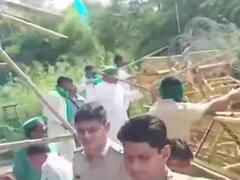 Farmers Protest: गाजीपुर बॉर्डर से प्रदर्शनकारी किसानों ने हटाई बैरिकेडिंग, राकेश टिकैत बोले- अब हम दिल्ली जाएंगे