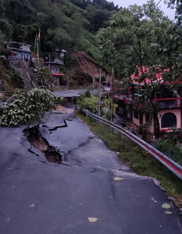 গতকাল রাতে কালিম্পঙের বিরিক দারায় ১০ নম্বর জাতীয় সড়কে ধস নামে।