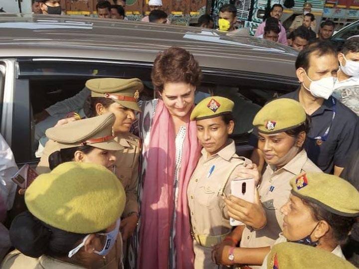 Priyanka Gandhi targets government on selfie with women police सेल्फी विवाद को लेकर योगी सरकार पर बरसीं प्रियंका गांधी, कहा- अगर तस्वीर लेना गुनाह है तो मुझे मिले सजा