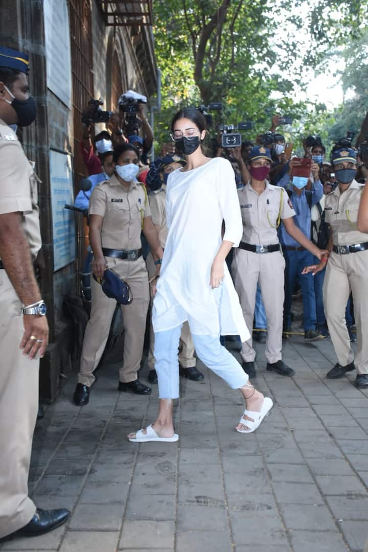 উঠতি নায়িকার সঙ্গে হোয়াটসঅ্যাপে মাদক নিয়ে কথা হত শাহরুখ-পুত্র আরিয়ান খানের, শাহরুখ-পুত্রের জামিনের বিরোধিতা করে বুধবার আদালতে এমনই দাবি করল নারকোটিকস কন্ট্রোল ব্যুরো। আর এরইসঙ্গে ফের একবার খারিজ হয়ে গেল আরিয়ান খানের জামিনের আবেদন। বিশেষ NDPS আদালতে ছ’দিনের মধ্যে দু’বার খারিজ হল শাহরুখ-পুত্রের জামিনের আর্জি।