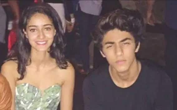 এক সংবাদমাধ্যম সূত্রের খবর, আরিয়ান এবং অনন্যা ছোটবেলা থেকেই একে অপরকে চেনেন। মুম্বাইয়ের ধীরুভাই আম্বানি স্কুলেও পড়াশোনা করেছে তারা।