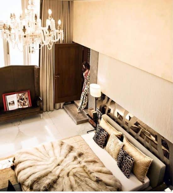 பாலிவுட் சூப்பர் ஸ்டார் ஷாருக் கானின் வீடு மும்பையில் உள்ளது