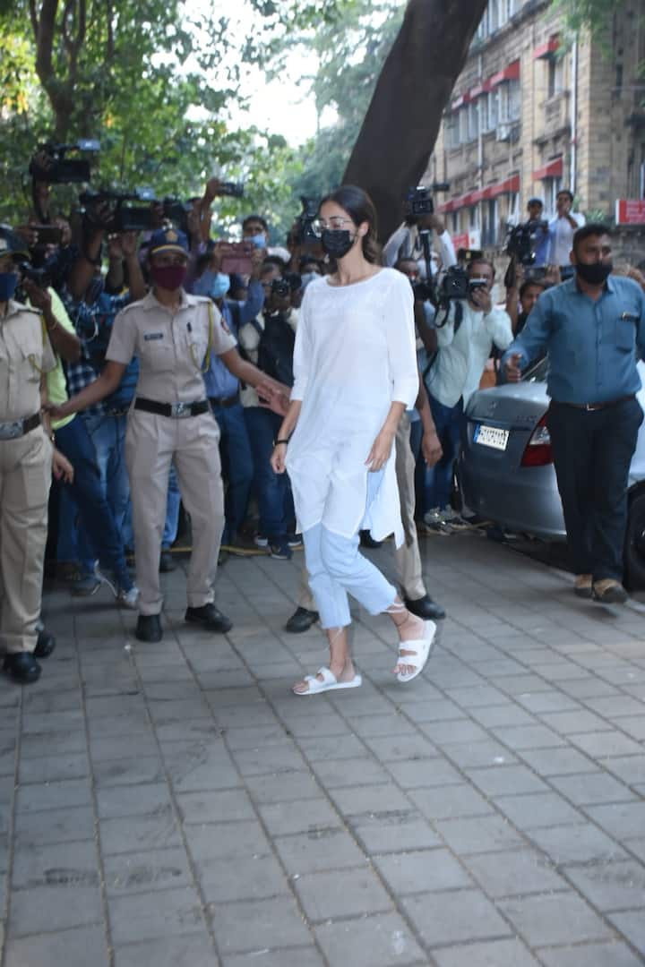 বাজেয়াপ্ত করা হয়েছে অনন্যার ফোন, ল্যাপটপ ও ইলেকট্রনিক গ্যাজেটস। এদিন অনন্যার বাড়ি থেকে বেরিয়ে শাহরুখের বাড়ি মন্নতে যায় এনসিবি টিম।