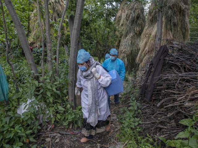 देशातील लसीकरणाच्या 100 कोटी डोसचा टप्पा ओलांडल्यानंतर त्याचं यश साजरं करण्यासाठी गायक कैलाश खेर यांच्या आवाजात एक थीम सॉंग लाँच केलं जात आहे.