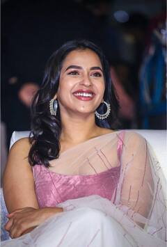 Komalee Prasad Photos: తెలుగు తెరపై కొత్తందం...కోమలీ ప్రసాద్