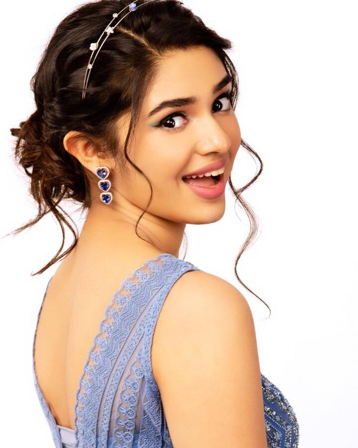 (Image credit: Instagram) ఒక్క సినిమాతో టాప్ హీరోయిన్ రేంజ్ లో అభిమానులను సంపాదించుకుంది ఉప్పెన భామ కృతి శెట్టి.