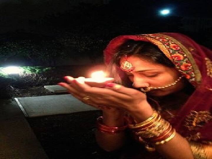 Karwa Chauth 2021: करवा चौथ पर चंद्रमा को कैसे अर्घ्य दें, जानिए पूजन विधि Karwa Chauth 2021 Method and fast story of moon worship on Karva Chauth Karwa Chauth 2021: करवा चौथ पर चंद्रमा को कैसे अर्घ्य दें, जानिए पूजन विधि