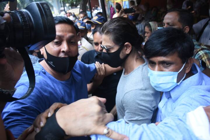 বৃহস্পতিবার ছেলের সঙ্গে দেখা করতে সকালে ছোট গাড়িতে কয়েকজন নিরাপত্তা রক্ষী নিয়ে আর্থার রোড জেলে পৌঁছন।
