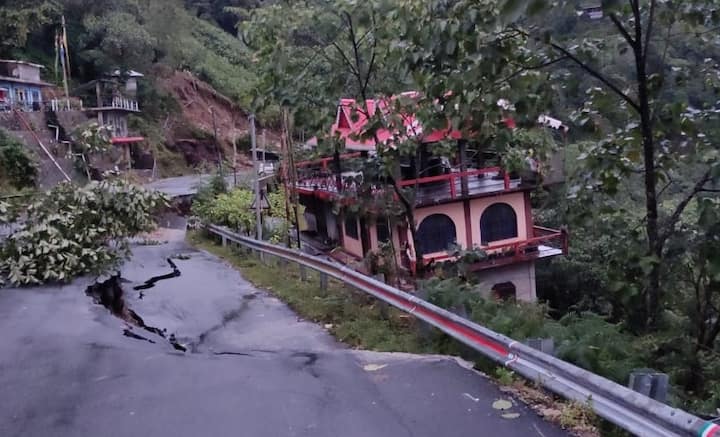 প্রায় ৪০ কিলোমিটার ঘুরে, আলগাড়া-লাভা-গরুবাথান হয়ে শিলিগুড়ি আসতে হচ্ছে পর্যটকদের।