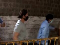 Shahrukh Khan Meet Aryan : शाहरुख खान मुलाच्या भेटीला आर्थर रोड जेलमध्ये, दहा मिनिटांची भेट, पाहा फोटो