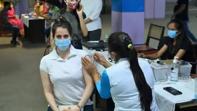 जानकारी के अनुसार, छत्तीसगढ़ के रायगढ़ जिले में दो महीने पहले लगभग 100% लोगों को वैक्सीन की सिंगल डोज लग चुकी है. इस जिले का वैक्सीनेशन रेट 79.66% है.