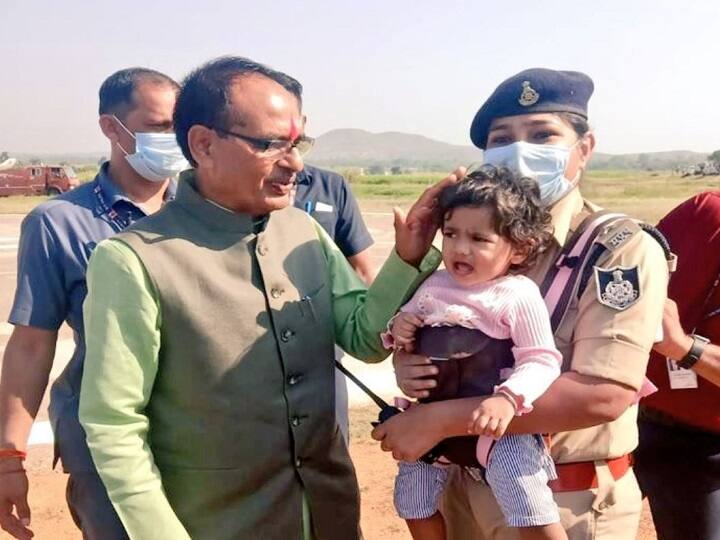 Madhya Pradesh News DSP was on duty carrying one and a half year old daughter CM Shivraj Singh appreciated the spirit Madhya Pradesh News: डेढ़ साल की बेटी को गोद में ले ड्यूटी पर थीं DSP, सीएम शिवराज सिंह ने जज्बे को सराहा