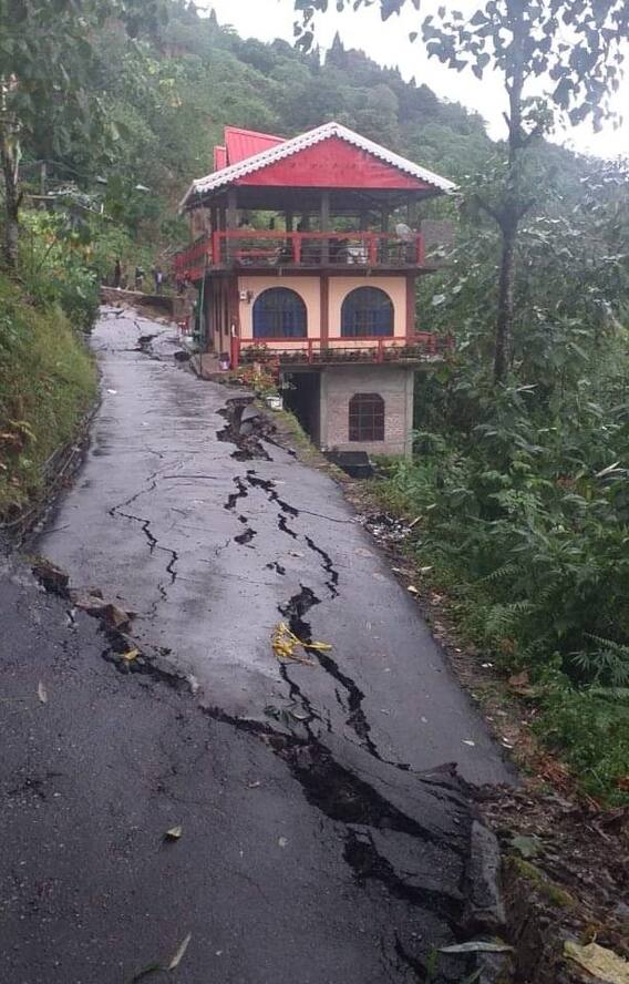 ফের ধস পাহাড়ে, সমতলের সঙ্গে কালিম্পং ও সিকিমের যোগাযোগ বিচ্ছিন্ন
