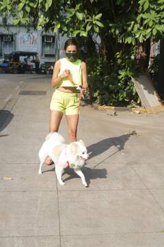 Malaika Arora Photos: मलाइका अरोड़ पेट डॉग कैस्पर संग अपने घर के बाहर हुईं स्पॉट, नियोन आउटफिट में एक्ट्रेस का स्टनिंग लुक देख फैंस हुए फिदा