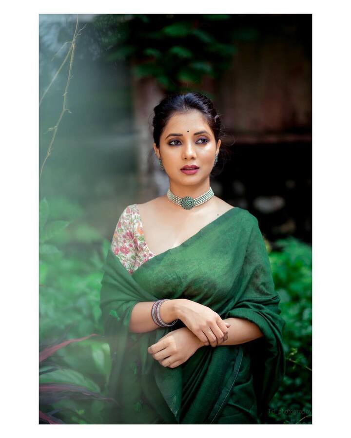 हिरवी साडी, ऑक्साइडचे दागिने आणि फ्लॉरल प्रिंट असलेला ब्लाउज अशा लूकमधील फोटो सायलीने सोशल मीडियावर शेअर केले आहेत. (Photo:@sayali_sanjeev_official/IG)