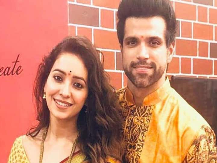 पवित्र रिश्ता के एक्टर रित्विक धनजानी (Rithvik Dhanjani) और आशा नेगी (Asha Negi) छह साल से अधिक समय तक एक साथ रहे लेकिन हाल ही में उनका ब्रेकअप हो गया, लेकिन ब्रेकअप के बाद भी आशा ने रित्विक से दोस्ती का रिश्ता कायम रखा और सोशल मीडिया पर ऋत्विक के जन्मदिन पर उनको बधाई दी थी.