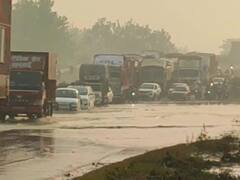 मुरादाबाद: भारी बारिश के बाद पानी-पानी हुआ लखनऊ-दिल्ली हाईवे, वाहनों की लगी लंबी कतार
