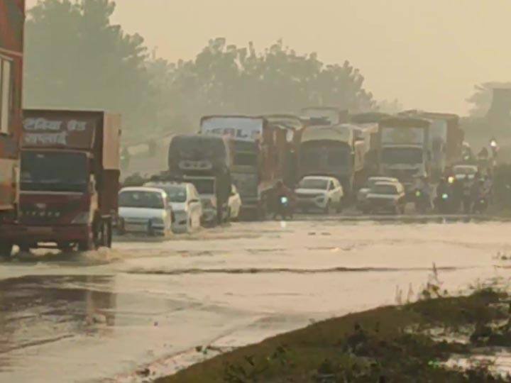 Traffic movement remains affected at Lucknow Delhi highway in Moradabad मुरादाबाद: भारी बारिश के बाद पानी-पानी हुआ लखनऊ-दिल्ली हाईवे, वाहनों की लगी लंबी कतार