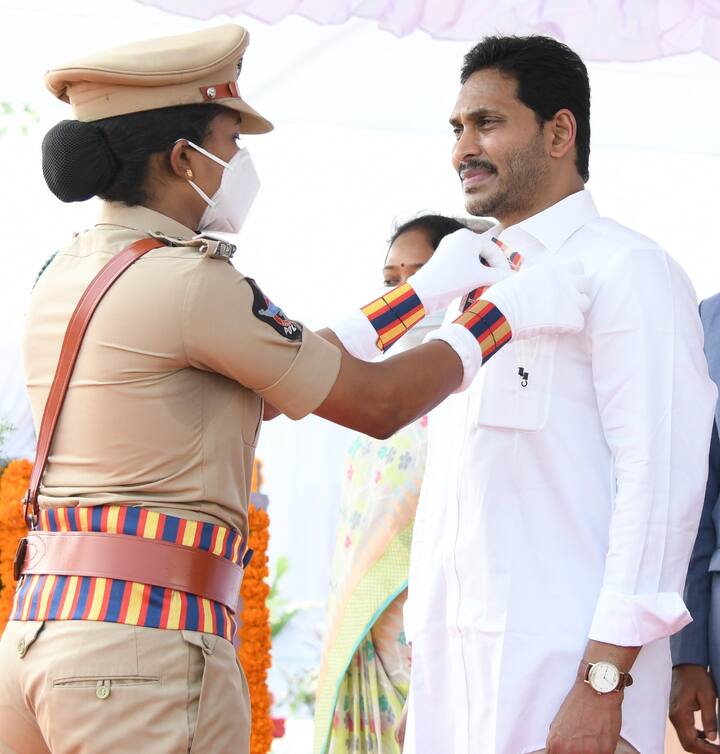 అమరవీరుల పుస్తకాన్ని ఆవిష్కరించిన ముఖ్యమంత్రి