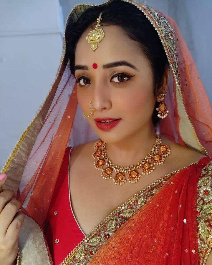 रानी चटर्जी का ये रेड कलर का नेट का लहंगा इस ओकेजन के लिए परफेक्ट है. मांग टीके और छोटी सी नथ के साथ आप भी रानी चटर्जी की तरह इस करवा चौथ पर कुछ ऐसा लुक कैरी कर सकती हैं.