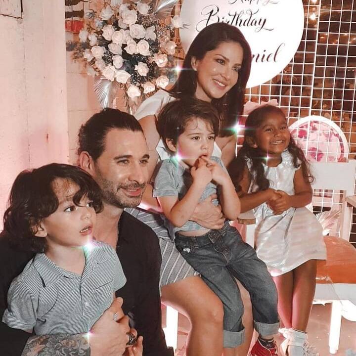 या खास प्रसंगी सनी लिओनी आणि तिचा पती डॅनियलचा लूक खूपच चांगला दिसत होता. सनीने पांढरा टॉप आणि स्काय ब्लू स्कर्ट घातला होता, तर डॅनियल ब्लॅक शर्ट आणि पॅंटमध्ये दिसला. (photo :@sunnyleone/IG)