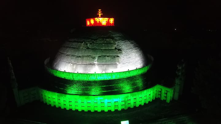 सांचीचा स्तूप : 100 कोटी लसीकरणाचा ऐतिहासिक क्षण साजरा करण्यासाठी केंद्र सरकारने जय्यत तयारी केली आहे. देशातल्या 100 ऐतिहासिक वास्तूंना तिरंग्याच्या रुपात विद्युत रोषणाई करण्यात आली आहे.