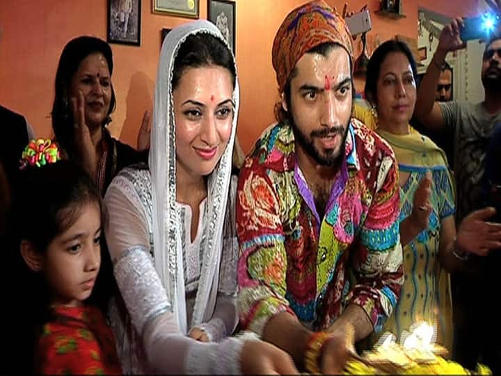 टीवी एक्ट्रेस दिव्यांका त्रिपाठी (Divyanka Tripathi) और शरद मल्होत्रा (Sharad Malhotra) टीवी शो बनूं मैं तेरी दुल्हन (Banu Teri Dulhan) के सेट पर एक-दूसरे से प्यार हो गया था. मीडिया रिपोर्ट की मानें तो दोनों करीब 10 साल तक रिलेशनशिप में थे. ब्रेकअप के बाद दोनों के बीच सिर्फ दोस्ती का रिश्ता था. शादी के बाद शरद ने दिव्यांका (Divyanka Tripathi Show) को बधाई भी दी थी.