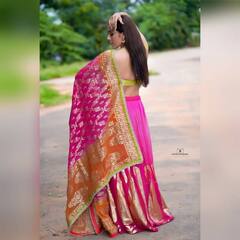 Rashmi Gautam Photos: రష్మీ బ్యాక్ లెస్ పోజులు.. పద్దతిగా కనిపిస్తూనే కవ్విస్తోంది..