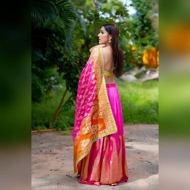 (Courtesy : Instagram) 'జబర్దస్త్' షోతో సూపర్ పాపులారిటీ సంపాదించుకున్న రష్మీ సినిమాల్లో కూడా నటించింది.