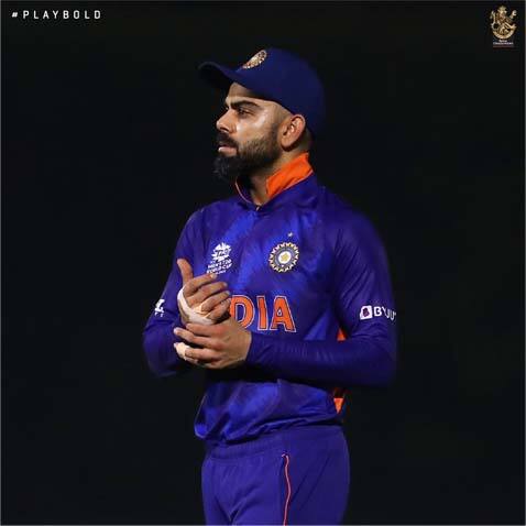 टीम इंडियाचा कर्णधार विराट कोहली (Virat Kohli) या यादीत एक नंबरवर आहे. कोहलीकडे 450 कोटी रुपयांची (60 मिलियन डॉलर) संपत्ती आहे. BCCIनं विराटला A+ ग्रेड मध्ये ठेवलं आहे. त्याला वर्षाकाठी 7 कोटी रुपए वेतन मिळतं. सोबतच IPLमध्ये RCBकडून त्याला 17 कोटी रुपए मिळतात. तसेच एका रिपोर्टनुसार इंस्टाग्राम अकाउंटवर प्रमोशनल पोस्टसाठी विराट 5 कोटी रुपये घेतो. विराटनं जगातील अनेक महत्वाच्या ब्रॅंड्सच्या जाहिराती केल्या आहेत. (Photo tweeted by @RCBTweets)