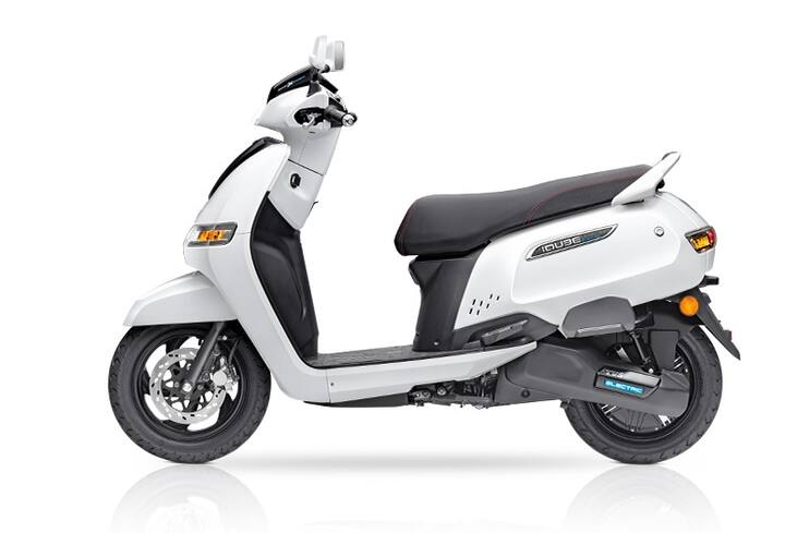 টিভিএস আই কিউব ইলেকট্রিক স্কুটারের দাম এক লক্ষ টাকার কাছাকাছি। একবার ফুল চার্জ দিলে ৭৫ কিলোমিটার চালানো যায়। পাঁচ ঘণ্টায় ০ থেকে ৮০ শতাংশ চার্জ হয়ে যায়। সর্বোচ্চ গতি ঘণ্টায় ৭৮ কিলোমিটার।