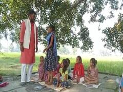 ABP Positive Story: लोगों का खून बहाने वाला नक्सली बना शिक्षक, मुफ्त में बच्चों को शिक्षा देकर संवार रहा जिंदगी