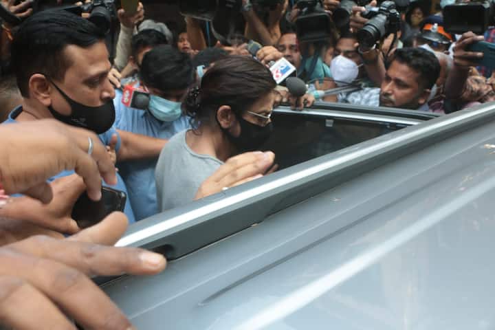 Bollywood superstar Shah Rukh Khan on Thursday, visited Mumbai's Arthur Road Jail to meet with his son Aryan Khan who is in jail since October 8 in the drugs-on-cruise case. [pic credit: Manav Manglani]