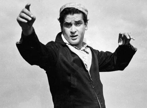 এরপর আর ফিরে দেখতে হয়নি, তাঁদের হেয়ার স্টাইল থেকে সিনেমার সংলাপ ছড়িয়ে পড়েছে সিনে প্রেমীদের মুখে মুখে।