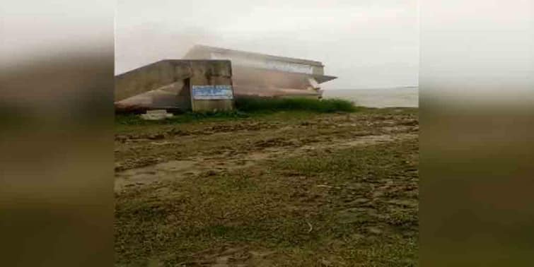 South 24 Paraganas school building in-ghoramara island collapsed into river by erosion of Ganges South 24 Paraganas: হুড়মুড়িয়ে নদীতে তলিয়ে গেল আস্ত স্কুলবাড়ি, ভরা কটালে বিপর্যয় ঘোড়ামারায়