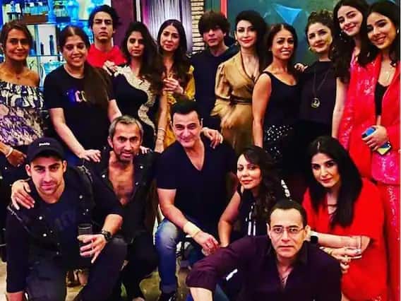 ছোট থেকেই বাবার সঙ্গে শাহরুখের বাড়িতে এসেছেন অনন্যা। শাহরুখ অনন্যাকে তার নিজের মেয়ের মতোই দেখেন বলে জানিয়েছে ঘনিষ্ট সূত্র।