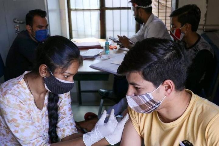 ओडिशा का गंजम जिला भी टॉप 10 जिलों में शामिल है. यहां वैक्सीनेशन रेट 64.75 फीसदी है और वैक्सीन लगाने की मुहिम तेज गति से आगे बढ़ रही है.