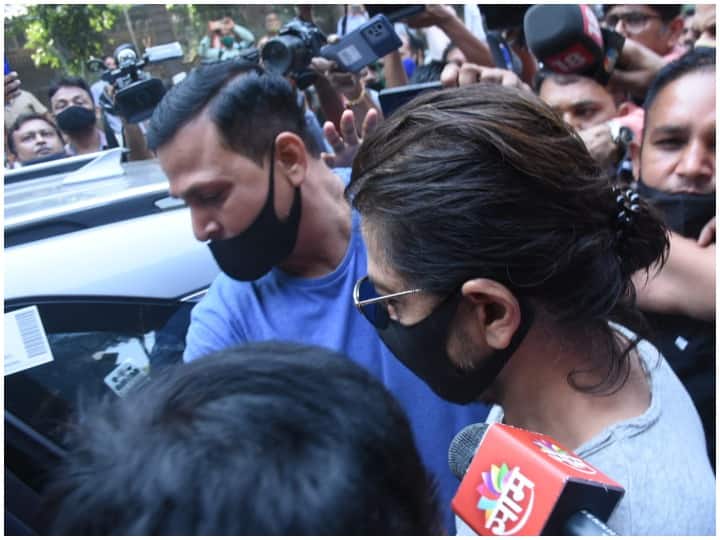 बॉलीवुड सुपर स्टार शाहरुख खान (Shahrukh Khan) आज पूरे 17 दिन बाद अपने बेटे आर्यन खान से मिलने आर्थर जेल पहुंचे और विजिटर लाइन से होते हुए अंदर गए. दरअसल, ये क्रूज ड्रग्स केस में आर्यन (Aryan Khan) की गिरफ्तारी के बाद पहली बार है जब शाहरुख जेल में बंद आर्यन खान से मिले हैं. इससे पहले अब तक वह आर्यन खान से वीडियो कॉल के जरिए बातचीत करते रहे हैं.