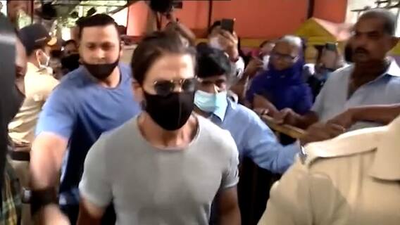 Shahrukh Visits Son Aryan : शाहरुख खान आणि आर्यन यांच्यात आर्थर रोड कारागृहात जवळपास 10 मिनिटं चर्चा