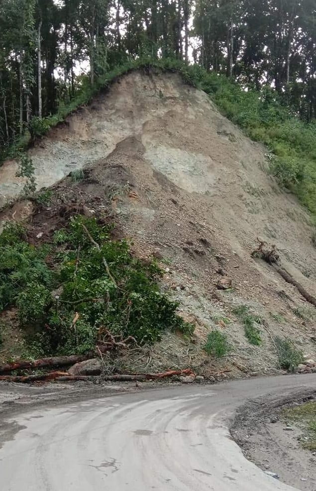 পুজোয় পাহাড়ে বেড়াতে এসে বিপাকে পড়েছেন কয়েকশো পর্যটক।