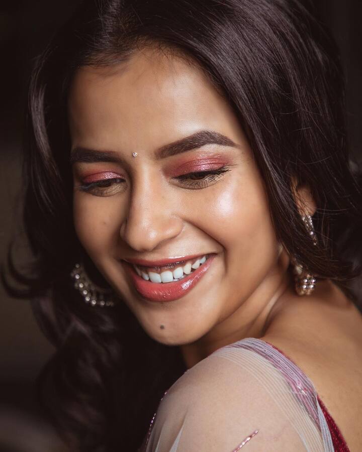 (Image credit: Instagram) కోమలీ ప్రసాద్ క్యూట్ పిక్స్ చూసి ఆనందించండి.