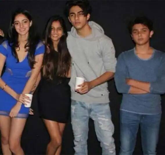 শুধু আরিয়ান নয়, অনন্যা শাহরুখ কন্যা সুহানা খানেরও ভাল বন্ধু। তিনজনকেই বহুবার একসঙ্গে পার্টি উদযাপন করতে দেখা গেছে।