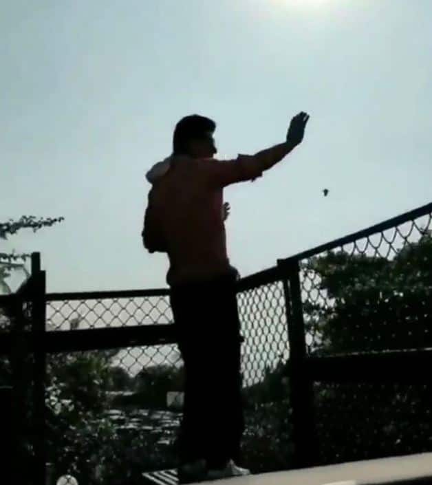 பால்கனியில் ஷாருக் கான்