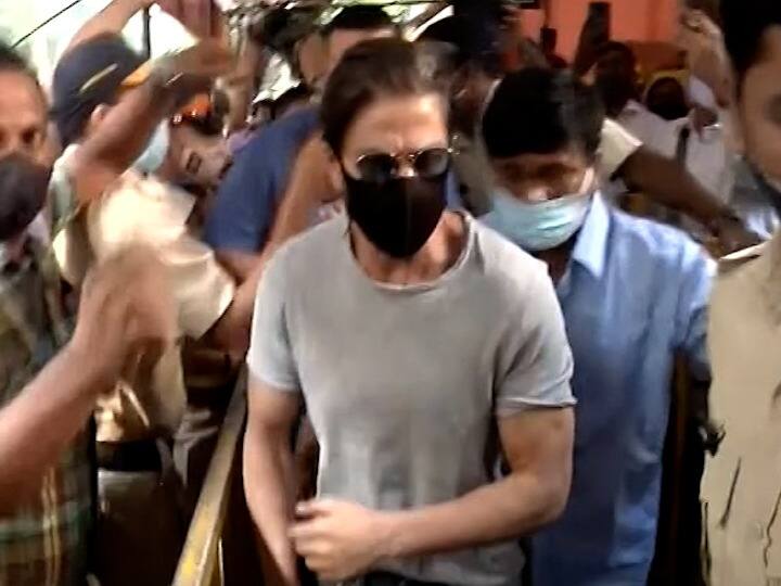 Shah Rukh Khan Reaches Mumbai Arthur Road Jail to meet Son Aryan Khan Watch Video Aryan Khan Bail: આર્થર રોડ જેલમાં પુત્ર આર્યન ખાનને મળવા પહોંચ્યો શાહરૂખ ખાન