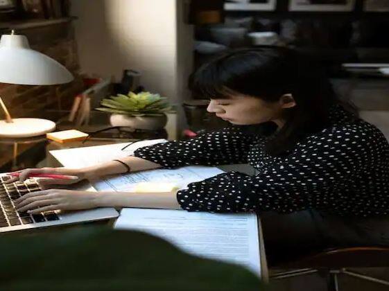 ਰੈਜ਼ਿਊਮੇ ਹਮੇਸ਼ਾਂ ਛੋਟਾ ਅਤੇ ਕਰਿਸਪ ਹੋਣਾ ਚਾਹੀਦਾ ਹੈ। ਘੱਟ ਸ਼ਬਦਾਂ ਵਿੱਚ ਆਪਣੇ ਪੂਰੇ ਵੇਰਵੇ ਦੇਣ ਦੀ ਕੋਸ਼ਿਸ਼ ਕਰੋ। ਇੰਟਰਨਸ਼ਿਪ ਜਾਂ ਕਾਰੋਬਾਰੀ ਭੂਮਿਕਾ ਦਾ ਰੈਜ਼ਿਊਮੇ ਇੱਕ ਪੰਨੇ ਤੋਂ ਵੱਧ ਨਹੀਂ ਹੋਣਾ ਚਾਹੀਦਾ। ਜਦੋਂ ਕਿ ਤਕਨੀਕੀ ਭੂਮਿਕਾ ਦੀ ਨੌਕਰੀ ਲਈ, ਰੈਜ਼ਿਊਮੇ ਦੋ ਪੰਨਿਆਂ ਦਾ ਹੋਣਾ ਚਾਹੀਦਾ ਹੈ। ਹਾਲਾਂਕਿ, ਜੇ ਤੁਸੀਂ ਕਿਸੇ ਖਾਸ ਨੌਕਰੀ ਦੀ ਭੂਮਿਕਾ ਲਈ ਅਰਜ਼ੀ ਦੇ ਰਹੇ ਹੋ, ਤਾਂ ਇਸ ਨਾਲ ਜੁੜੇ ਪੂਰੇ ਵੇਰਵਿਆਂ ਦਾ ਜ਼ਿਕਰ ਕਰੋ।