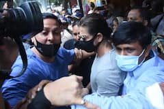 SRK Meets Aryan Khan Pics: ఆర్యన్‌ ఖాన్‌ను కలిసిన షారుక్.. జైలు దగ్గర హౌస్‌ఫుల్