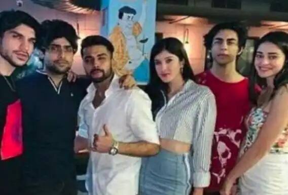 অনন্যা শাহরুখ খানের বাড়ি মন্নতের একাধিক পার্টিতেও অংশ নিয়েছিল।